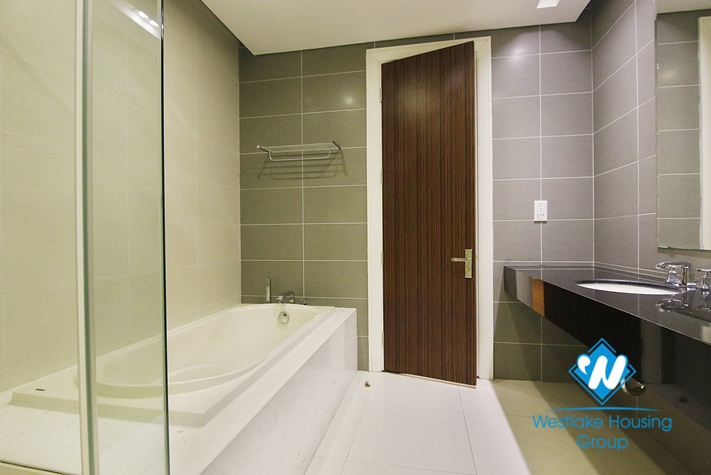  Beautiful corner villa with Garden for rent in Vinhomer Riverside - Long Bien